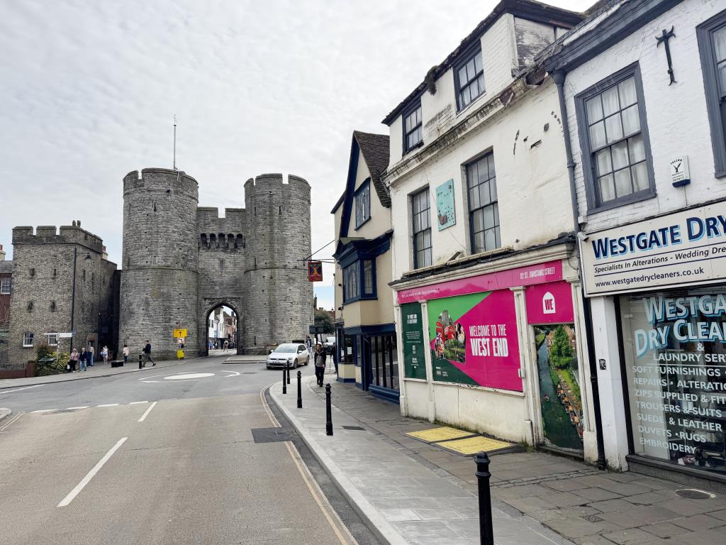 Lot: 58 - PERIOD FREEHOLD RESTAURANT AND UPPER PARTS FOR TOTAL REFURBISHMENT - Front of property looking towards Westgate Tower